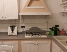 cucina finta muratura abete massello spazzolato  anticato con fumina grigia piani in marmo quarzite grigi